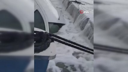 Büyükçekmece’de dev dalgalar park halindeki aracı böyle yuttu