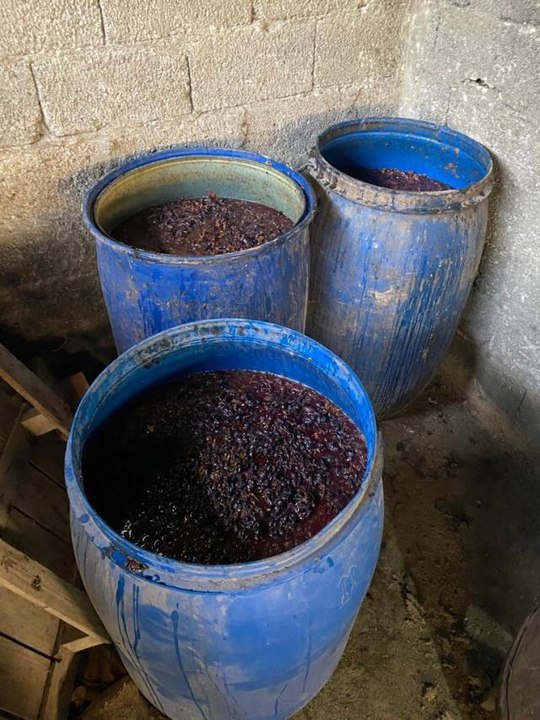 Elbise dolabının arkasındaki gizli bölmeden sahte içki çıktı