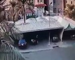 فيديو كويتي يصدم سيارات جيرانه عن قصد لسبب غريب!