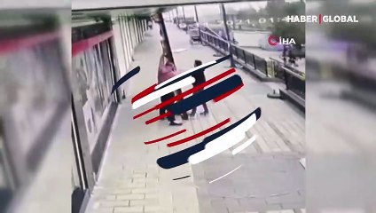 Esenyurt'ta bir kişi kurtarmaya çalıştığı tabela ile birlikte uçtu