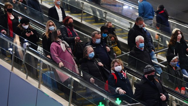 قيود احترازية جديدة للحد من انتشار سلالة أوميكرون في بريطانيا