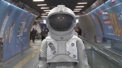 Metroyla İstanbul turu yapan astronot merak uyandırdı