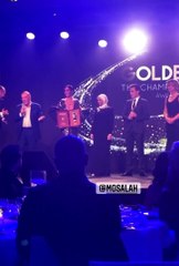 شاهد.. زوجة محمد صلاح تتسلم جائزة القدم الذهبية نيابة عنه رغم حضوره