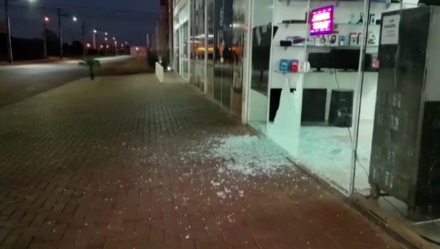 Câmeras de segurança registram ladrão arrombando loja com uma pedra no Riviera