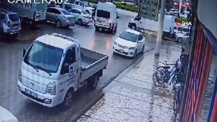Çatı uçtu, esnaf araçlarını apar topar böyle kaçırdı