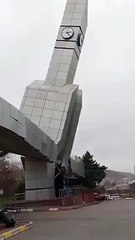 İstanbul'da fırtına saat kulesini devirdi