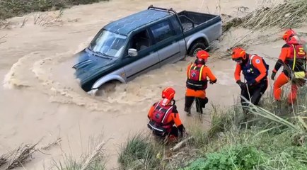 Altavilla Milicia (PA) - Bloccato nel fiume con l'auto: soccorso dai Vigili del Fuoco (01.12.21)