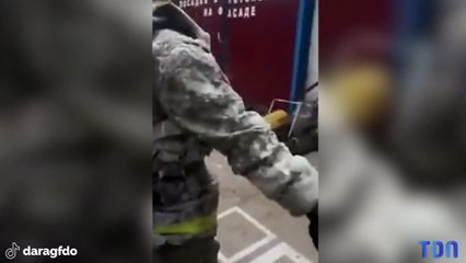 Des pompiers recouverts de glace en Sibérie