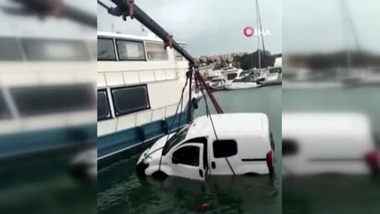 Büyükçekmece'de dev dalgalar aracı böyle yuttu