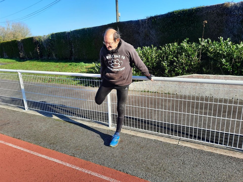 A bientôt 83 ans, ce Mayennais s'entraîne pour participer aux championnats d'Europe de saut en hauteur