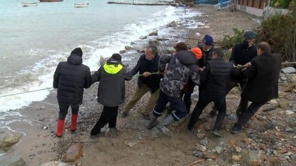 TUZLA'DA LODOS NEDENİYLE ALABORA OLAN TEKNELER KIYIYA ÇIKARTILDI