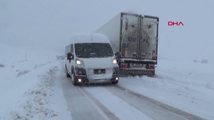 ARDAHAN'DA ÇOK SAYIDA ARAÇ YOLDA KALDI