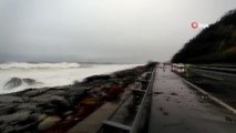 Fırtına nedeniyle oluşan dev dalgalar Karadeniz Sahil Yolu'nda ulaşımda aksamalara neden oluyor