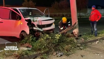 Camioneta tipo Van se impacta contra poste de energía eléctrica en calles de la zona Industrial,de Guadalajara