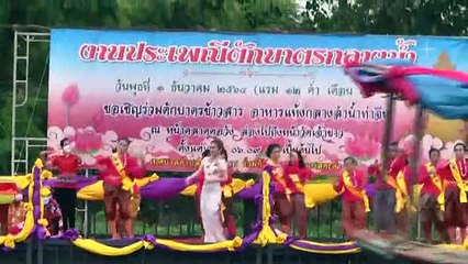 พุทธศาสนิกชนสุพรรณบุรี ร่วมสืบทอดประเพณีตักบาตรกลางน้ำ กว่า 100 ปี