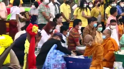 พุทธศาสนิกชนสุพรรณบุรี ร่วมสืบทอดประเพณีตักบาตรกลางน้ำ กว่า 100 ปี