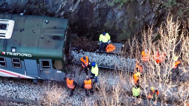 Val Camonica, treno deraglia a causa di una frana: le immagini dal drone
