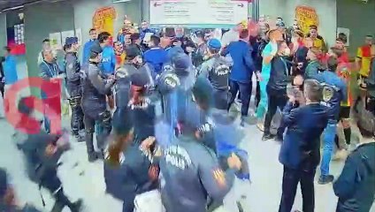 İrfan Can Kahveci, Atakan Çankaya'nın üstüne yürüdü