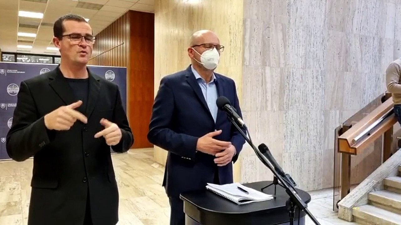 ZÁZNAM: Očkovacie poukážky robia podľa R. Sulíka z vakcíny nepredajný tovar