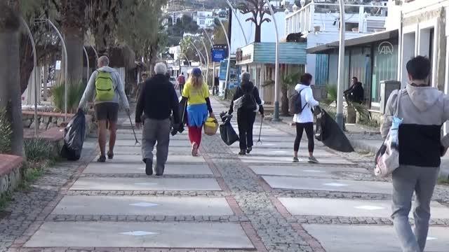 Bodrum'da gönüllüler fırtına sonrası sahilde kıyı temizliği yaptı