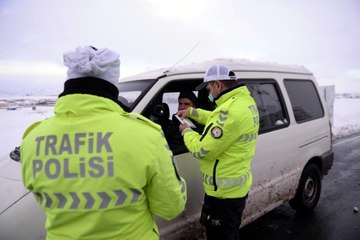 Polis ekipleri "zorunlu kış lastiği" uygulaması yaptı