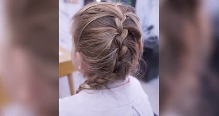 Tuto coiffure : une tresse sur le côté à votre enfant