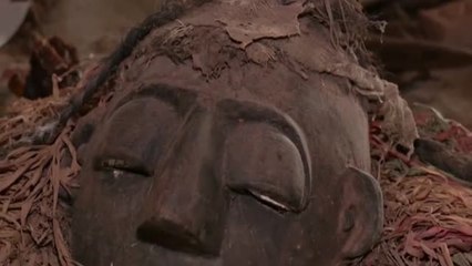 Un sacerdote nigeriano intenta salvar del fuego tallas de deidades y máscaras