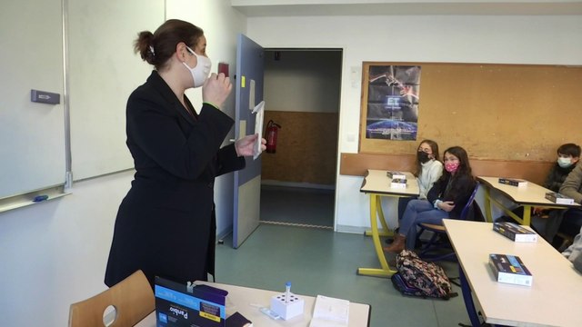Covid-19: trop jeunes pour être vaccinés, ces élèves de 6e vont pouvoir faire des autotests