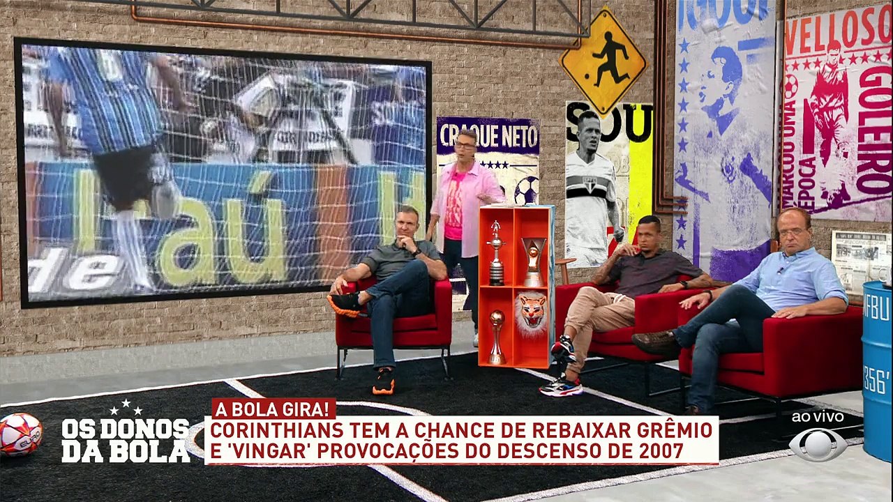 A torcida do Timão está bem empolgada com a chance de rebaixar o Grêmio... No próximo domingo o Corinthians pode devolver o rebaixamento de 14 anos atrás! Vai dar certo?#OsDonosDaBola