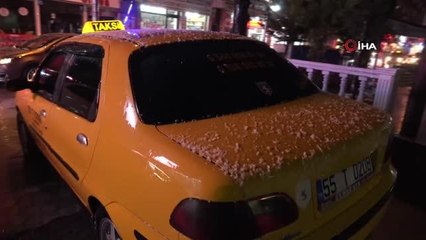 Samsun'da etkili olan dolu yağışı vatandaşlara zor anlar yaşattı