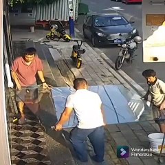 Quand une femme vient aider à entrer une vitre dans un immeuble !