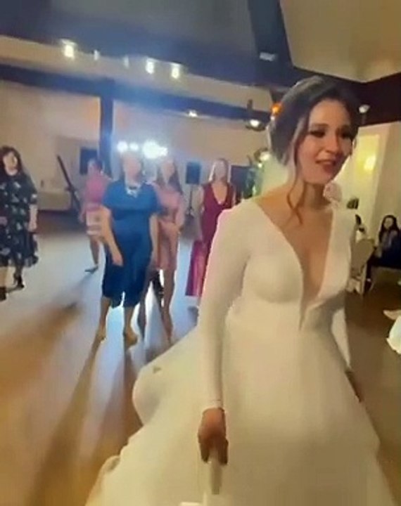 Elle voulait vraiment attraper le bouquet de la mariée