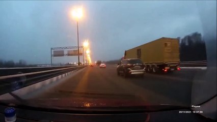 Petit cadeau d'un chasse-neige à une voiture