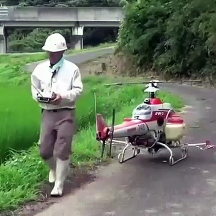Cet agriculteur a fabriqué un mini hélicoptère pour traiter ses champs