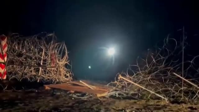 Un grupo de migrantes entra en Polonia desde Bielorrusa tras romper la valla fronteriza