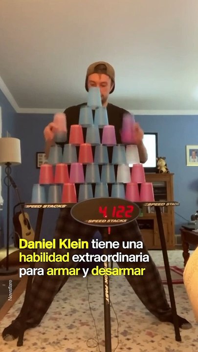 Arma y desarma torres de vasos
