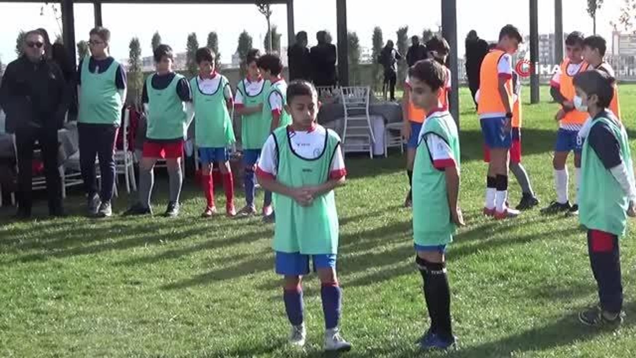 Çocuklar futbolu paylaşmak için bir araya geldi