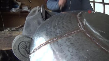 Her gün binlerce çekiç darbesiyle krom ve çeliğe şekil veriyor