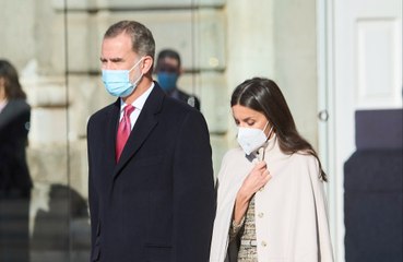 Esto es lo que lleva en su bolso de fiesta la reina Letizia de España