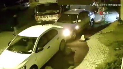 Freni boşalan vinç, park halindeki araçlara çarptı...Kaza anı kamerada