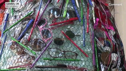 Presidente da câmara de Londres apresenta árvore de Natal reciclada