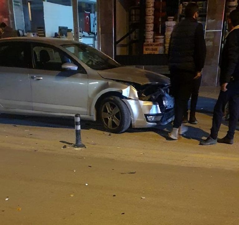 Son dakika haberleri: Kaza yapan otomobil iş yerine girdi: 1 yaralı