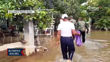 Personel TNI Bagikan Bantuan Makanan Langsung dari Pintu ke Pintu untuk Warga Korban Banjir HST
