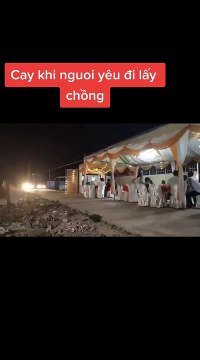 Gặp rạp cưới dựng giữa đường, ô tô hành xử gây tranh cãi