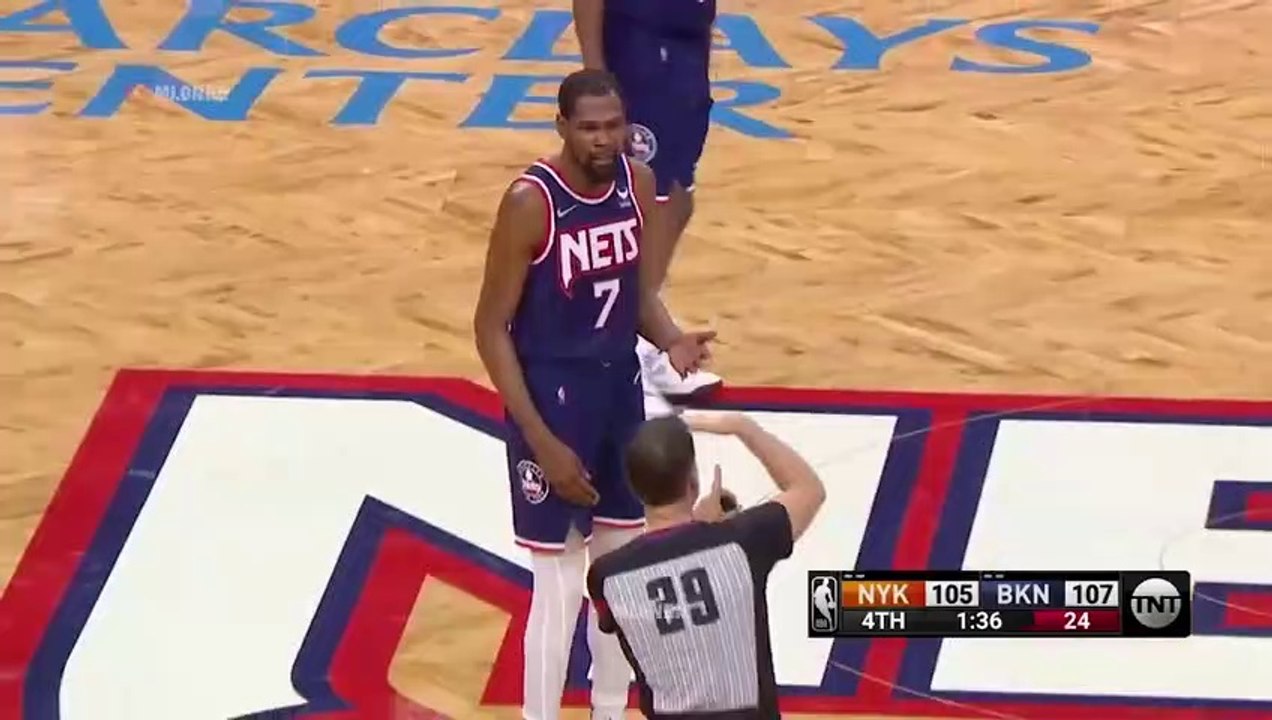Julius Randle is out here getting cooked by KD and then gets a tech