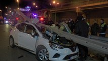 Kadıköy’de otomobil ok gibi bariyerlere saplandı: 1 ölü