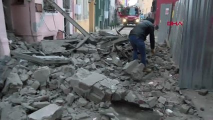 FATİH'TE BİNANIN BİR KISMI YOLA ÇÖKTÜ