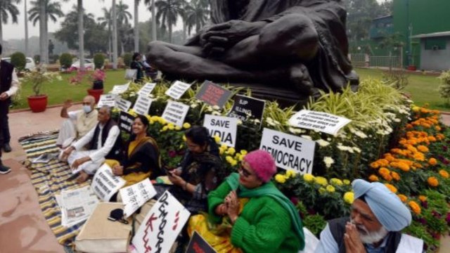 Shatak: Opposition MPs protest at Parliament premises