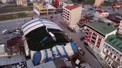 Fırtına halı sahayı hurdalığa çevirdi