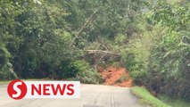 Vehicle trapped in landslide in Cameron Highlands